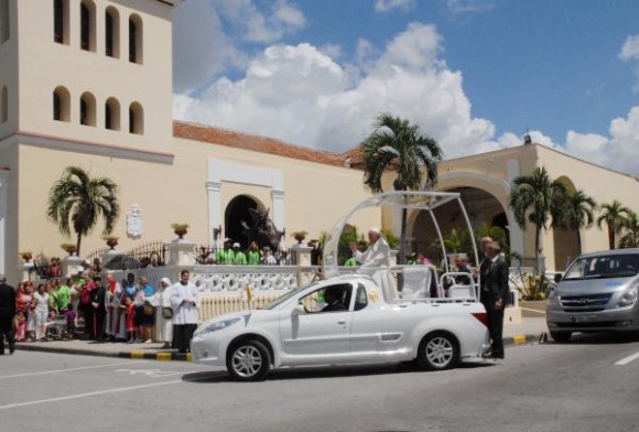 El Papa Francisco llegando a la Catedral de San Isidoro en  Holguín,  dondese encuentra la estatua de San Juan Pablo II (C al fondo), instalada en el atrio derecho de la iglesia, en Holguín, Cuba, el 21 de septiembre de 2015.   Foto: AIN  / Yuly SOCORRO/