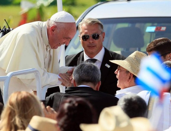 El Papa Francisco saluda al Presidente cubano Raúl Castro al llegar a la Plaza de la Revolución "Calixto García". Foto: EFE