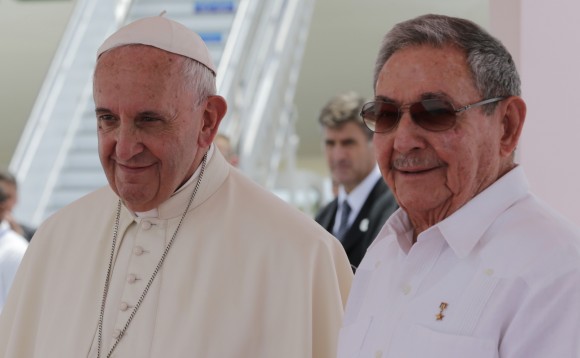 El Papa y Raúl en la despedida de Cuba. Foto; Ismael Francisco / Cubadebate