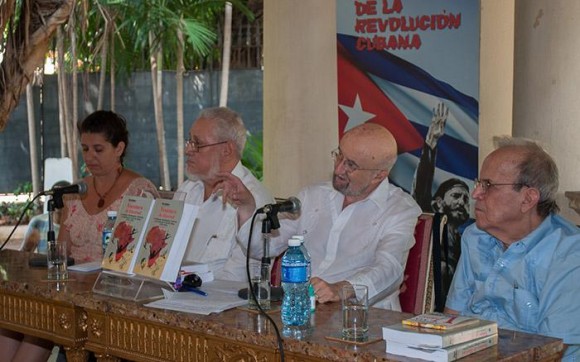 Jorge Risquet junto a Piero Gleijeses durante la presentación en Cuba del más reciente libro del historiador norteamericano. a la derrecha, Ricardo Alarcón, julio 2015. Foto: Orlando Perera