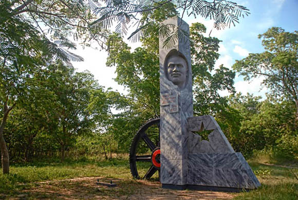 Escultura a la memoria del líder azucarero Jesús Menéndez, ubicado en la Plaza Mayor General Calixto García Íñiguez. Foto: Juan Pablo Carreras / AIN