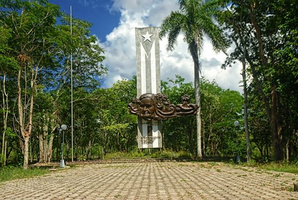 El monumento a Lucía Íñiguez Landín forma parte del conjunto escultórico que conforma la Plaza Mayor General Calixto García Íñiguez. Foto: Juan Pablo Carreras / AIN