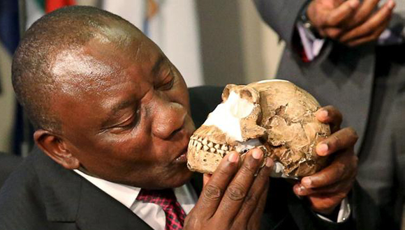 Presidente de Sudáfrica besa el cráneo de un Homo naledi. Foto: Reuters