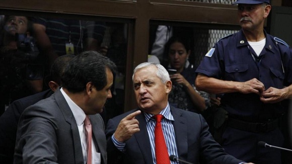 Pérez Molina dialoga con su abogado César Calderón en la Corte donde enfrenta cargos de corrupción