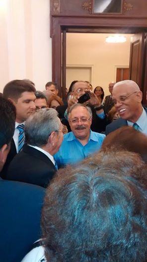 Raúl Castro, Harry Belafonte y José Pertierra en el encuentro del Presidente cubano con norteamericanos solidarios y miembros de la comunidad cubana en EEUU, 27 de septiembre de 2015. Foto tomada de la cuenta de Facebook de José Pertierra.