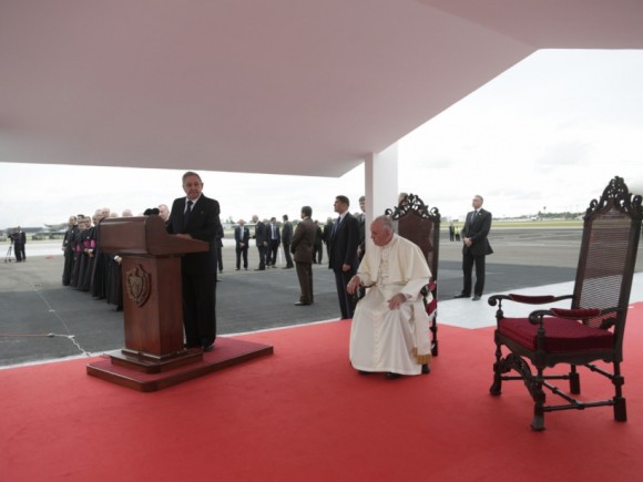 Raúl habla en la bienvenida al Papa