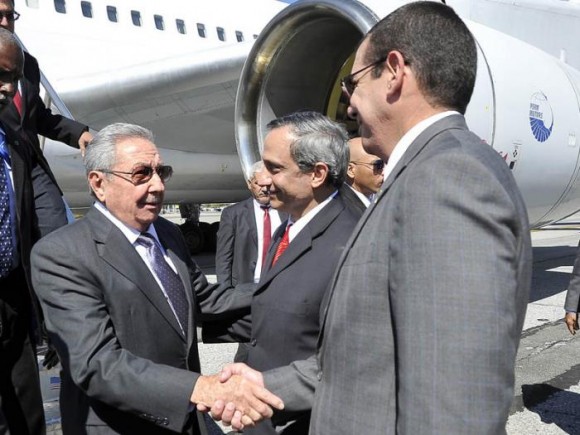 Raúl fue recibido a su llegada por los Embajadores de Cuba ante la ONU y en EEUU. Foto: Estudios Revolución