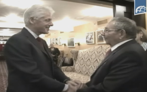 Raúl y Clinton este sábado en Nueva York. Foto capturada de la TV