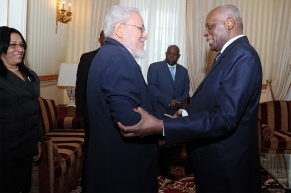 Risquet y el Presidente de Angola José Eduardo Dos Santos en Luanda,  Febrero de 2014. Foto: Journal de Angola