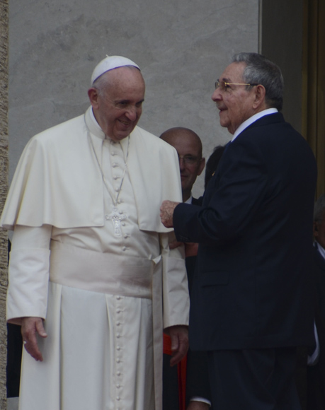 El Papa y Raúl Castro en el Palacio de la Revolución. Foto: Kaloian/ Cubadebate.