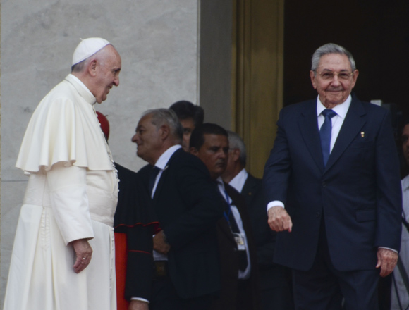 El Papa y Raúl Castro en el Palacio de la Revolución. Foto: Kaloian/ Cubadebate.