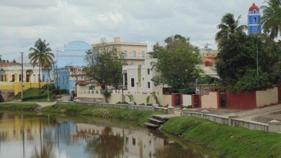 Ciudad de Sancti Spíritus. La  Iglesia Mayor (en el extremo derecho de la foto), El Teatro Principal (se ve la parte delantera superior pintado de azul cerca del extremo  izquierdo), El puente sobre el Río Yayabo (pintado de amarillo se observa un pequeño pedazo de él) y el propio Río Yayabo  Foto: Jorge Meneses / Cubadebate