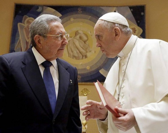 Raúl y el Papa Francisco en el Vaticano, 10 de mayo de 2015. Foto: EFE