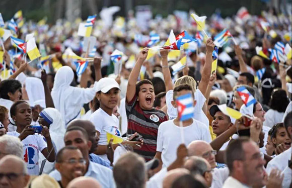 Cientos de miles de cubanos esperan la bendición de Francisco.