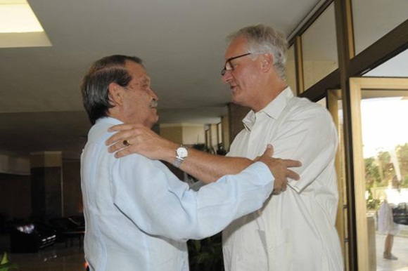 Abelardo Moreno (I), Vicecanciller cubano, y Christian Leffler (D), director ejecutivo para las Américas del Servicio Europeo de Acción Exterior, se saludan durante la quinta ronda de negociaciones, para avanzar en la búsqueda de un Acuerdo de Diálogo Político y de Cooperación, en la sede del Ministerio de Relaciones Exteriores (MINREX), en La Habana, Cuba, el 9 de septiembre de 2015. AIN FOTO/ Roberto MOREJÓN RODRÍGUEZ