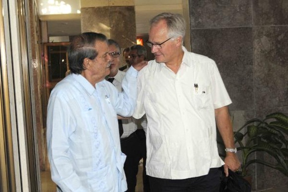 Abelardo Moreno (I), Vicecanciller cubano, y Christian Leffler (D), director ejecutivo para las Américas del Servicio Europeo de Acción Exterior, se saludan durante la quinta ronda de negociaciones, para avanzar en la búsqueda de un Acuerdo de Diálogo Político y de Cooperación, en la sede del Ministerio de Relaciones Exteriores (MINREX), en La Habana, Cuba, el 9 de septiembre de 2015. AIN FOTO/ Roberto MOREJÓN RODRÍGUEZ