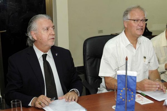 Christian Leffler (D), director ejecutivo para las Américas del Servicio Europeo de Acción Exterior, y Herman Portocarero (I), embajador del Unión Europea en Cuba, durante la quinta ronda de negociaciones, para avanzar en la búsqueda de un Acuerdo de Diálogo Político y de Cooperación, en la sede del Ministerio de Relaciones Exteriores (MINREX), en La Habana, el 9 de septiembre de 2015. AIN FOTO/ Roberto MOREJÓN RODRÍGUEZ