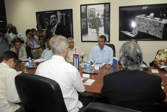 Abelardo Moreno (D de frente), Vicecanciller cubano, y Christian Leffler (D), director ejecutivo para las Américas del Servicio Europeo de Acción Exterior, conversan durante la quinta ronda de negociaciones, para avanzar en la búsqueda de un Acuerdo de Diálogo Político y de Cooperación, en la sede del Ministerio de Relaciones Exteriores (MINREX), en La Habana, el 9 de septiembre de 2015. AIN FOTO/ Roberto MOREJÓN RODRÍGUEZ