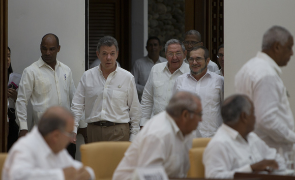 El presidente de Colombia, Juan Manuel Santos, el presidente de Cuba, Raúl Castro y el Comandante Timoleón Jiménez entran en la sala de conferencias. Foto: Ladyrene Pérez/ Cubadebate.