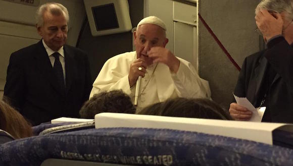 El Papa Francisco durante la conferencia en el avión de American Airlines que lo llevó de Filadelfia a Roma este lunes.