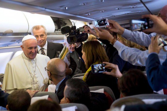 El Papa Francisco en el vuelo Roma-La Habana, saluda a los periodistas.