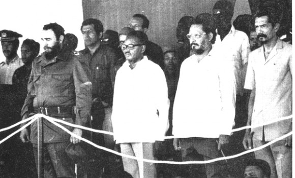 Visita del Comandante en Jefe Fidel Castro a  Angola, en el primer aniversario de la victoria, 1976. A la derecha del líder cubano, el presidente Agostinho Neto, Jorge Risquet y Lucio Lara, dirigente del MPLA. Foto: Archivo de Cubadebate