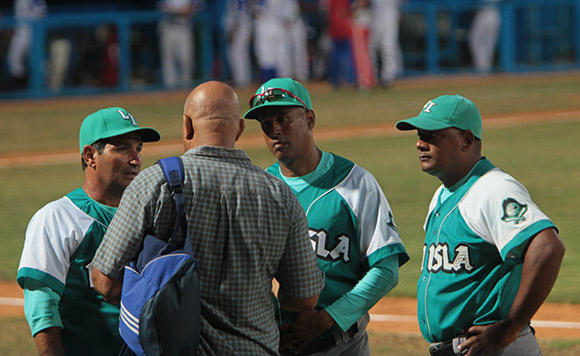 Pedro Medina conversa con la direccion del equipo de la Isla. Foto: Ismael Francisco/Cubadebate.