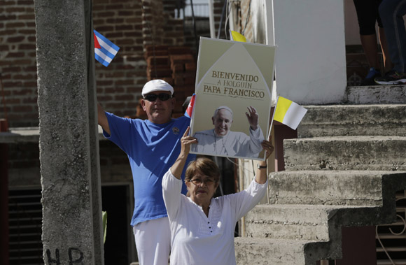 El Papa Francisco recorre las calles de la ciudad de Holguin. Foto: Ismael Francisco / Cubadebate