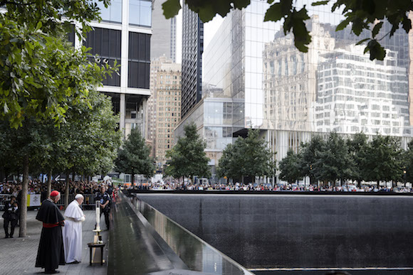 El Papa Francisco y el Cardenal Timoty Dolan, resan en la Fuente Sur del Memorial 9/11 en Manhattan. Foto: John Minchillo/ AP