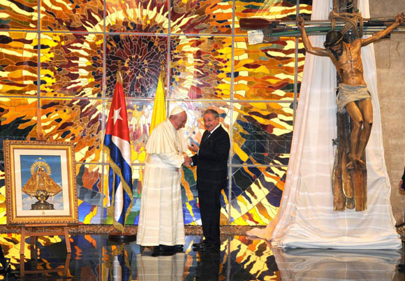 A la izquierda regalo del Papa Francisco a Raúl, a la derecha obra de Kcho que Raúl le obsequió al Sumo Pontífice. Foto: Miguel Guzmán/ AIN-PL.