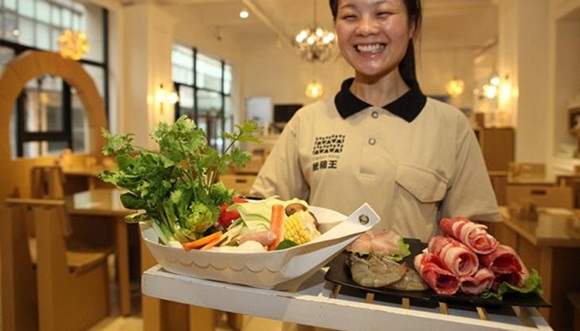 Shanghai inauguró el Carton King, un restaurante hecho de cartón