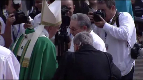 El Papa Francisco saluda al presidente cubano Raúl Castro al finalizar la Santa Misa en La Habana.
