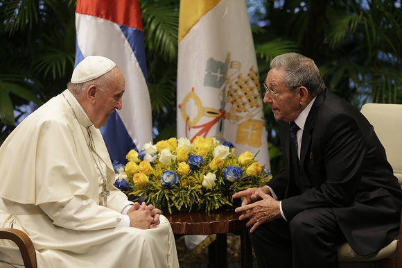 El Papa y Raúl Castro en el Palacio de la Revolución. Foto: Ismael Francisco/ Cubadebate.