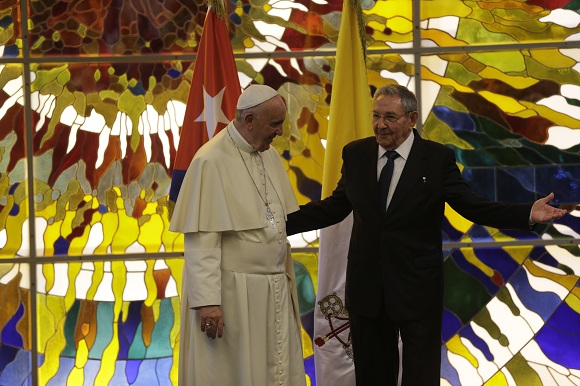 El Papa y Raúl Castro en el Palacio de la Revolución. Foto: Ismael Francisco/ Cubadebate.
