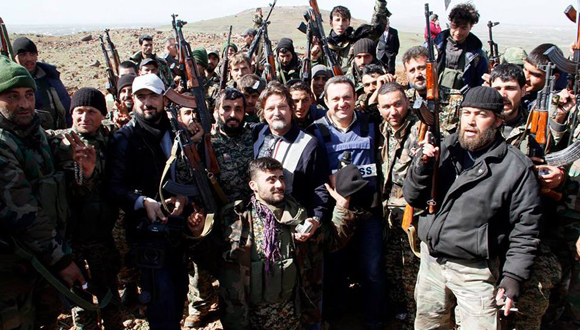 Junto a combatientes del ejército nacional sirio en el  frente Damasco-Quneitra-Daraa. (Foto: Cortesía del autor.)