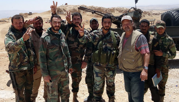 Con combatientes sirios en las montañas del Qalamoun,  en la frontera sirio-libanesa. (Foto: Cortesía del autor.)