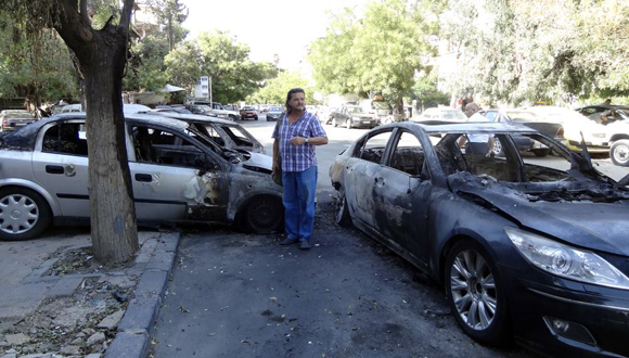 Vehículos destruidos después de un bombardeo con  morteros de los grupos terroristas en las calles de Damasco. (Foto: Cortesía del autor.)
