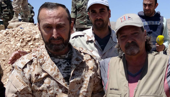 Con el general sirio Ghassan Nassur, comandante de  operaciones en las montañas del Qalamoun, en la frontera  sirio-libanesa. (Foto: Cortesía del autor)