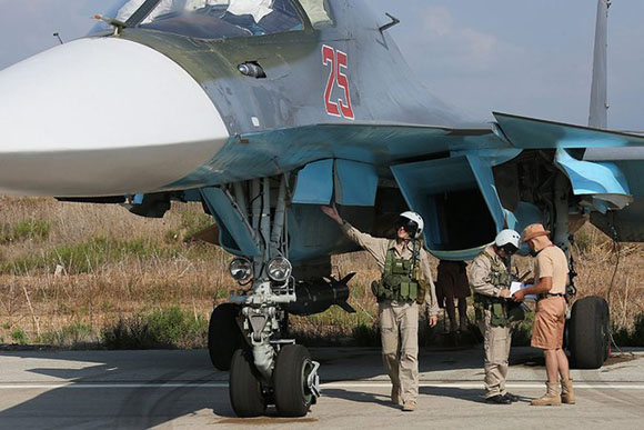 Soldados rusos junto a un Sukhoi Su-34. Foto: EPA