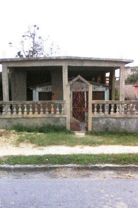 Casa dentro de casa en Pinar del Río. Foto Harold Pérez Padrón / Cubadebate