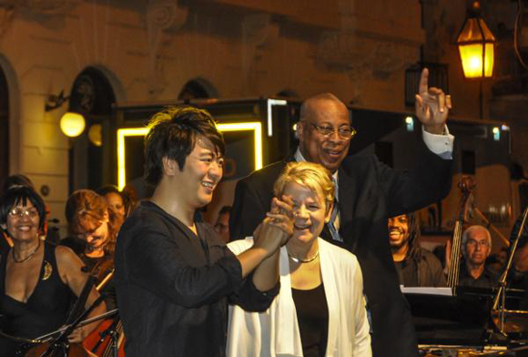 El reconocido pianista chino Lang Lang (I), junto al jazzista cubano Chucho Valdés (D), y la directora estadounidense  Marin Alsop (C), durante el concierto en la Plaza de la Catedral. Foto: Marcelino Vázquez / AIN