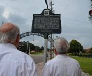 Emiliano Salcines, historiador de Tampa y Eusebio Leal en el sitio donde se señaliza la Sociedad Martí-Maceo fundada en Ybor City en 1904