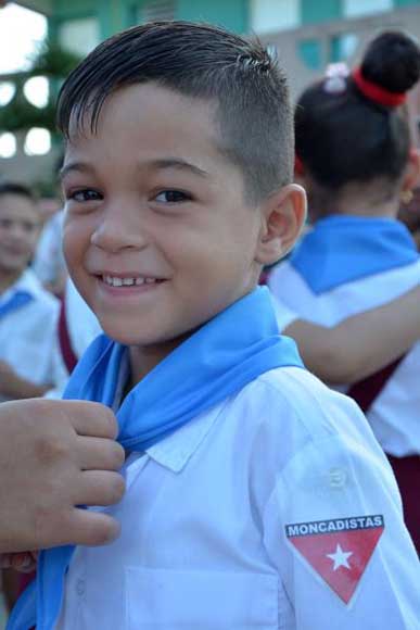 Escolares avileños añadieron por primera vez a su uniforme la pañoleta azul, que los identifica como Pioneros Moncadistas, en acto celebrado en la escuela primaria Farabundo Martí, en Ciego de Ávila. Foto: Osvaldo Gutiérrez Gómez