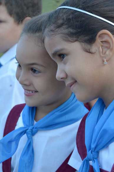 Escolares avileños añadieron por primera vez a su uniforme la pañoleta azul, que los identifica como Pioneros Moncadistas, en acto celebrado en la escuela primaria Farabundo Martí, en Ciego de Ávila. Foto: Osvaldo Gutiérrez Gómez