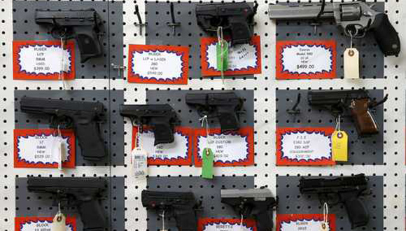 Estados Unidos tiene la población más armada del mundo, con 300 millones de armas de fuego en manos privadas. En la imagen, una tienda en Roseburg, Oregon, donde ocurrió la más reciente matanza en un plantel educativo. Foto Reuters 