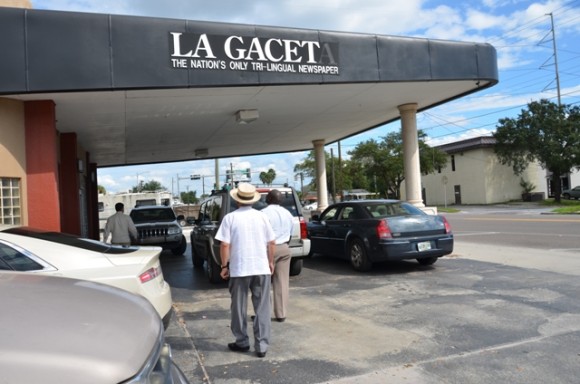 Eusebio Leal visita el periódico La Gaceta en Ybor City.
