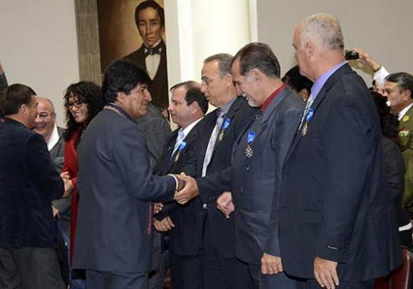 Momentos del la ceremonia de condecoración de Evo Morales a los héroes cubanos. Foto: Tomada de www.entornointeligente.com
