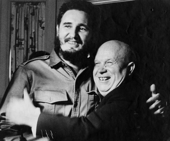 Abrazo de Fidel y Nikita Jruschov. Foto: Alberto Korda