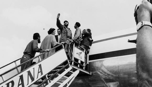 Fidel saluda desde la escalerilla del avión. Foto. Alberto Korda