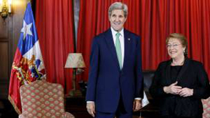 John Kerry le entregó los documentos personalmente a la presidente de Chile, Michelle Bachelet. Foto: Tomada de http://www.bbc.com